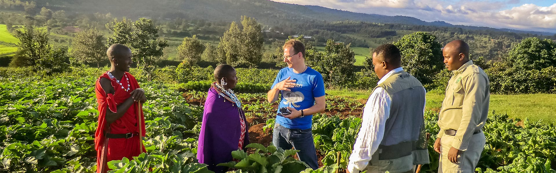 Ingo mit lokalen Bauern in Tansania |  Stefanie Mnkel / Chamleon