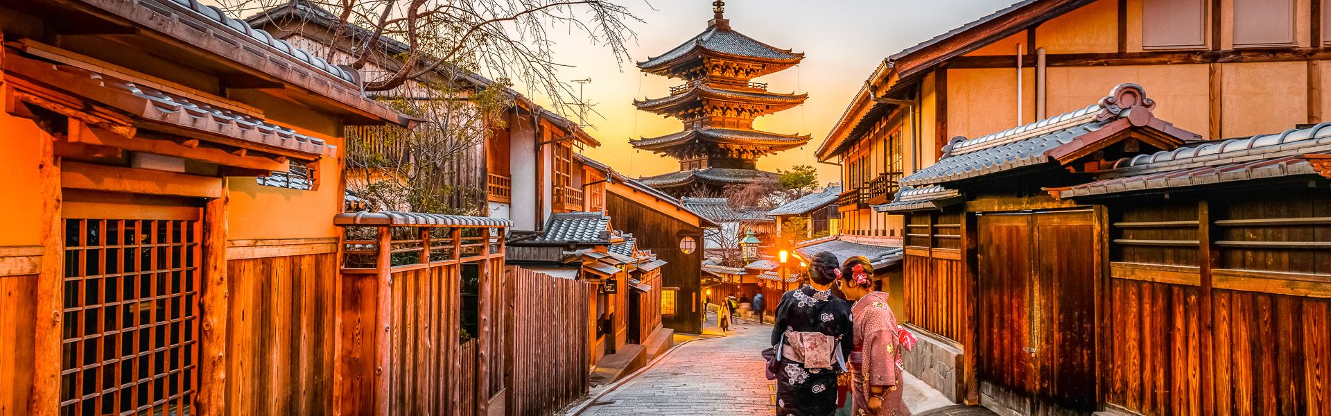 Geishas in der Altstadt von Kyoto |  Sorasak, Unsplash / Chamleon
